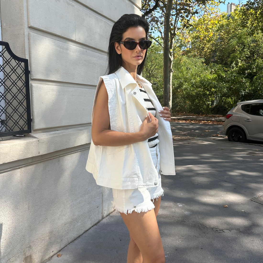 Veste blanche sans manche tendance, short blanc à franges