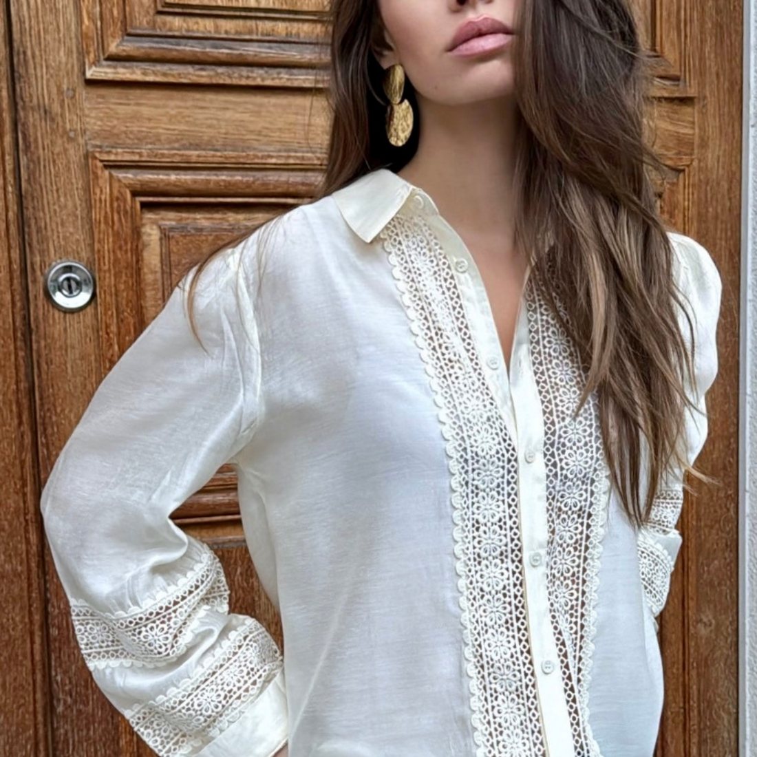 Robe courte fluide dos nu, le look parfait pour des soirées chic, tendances
