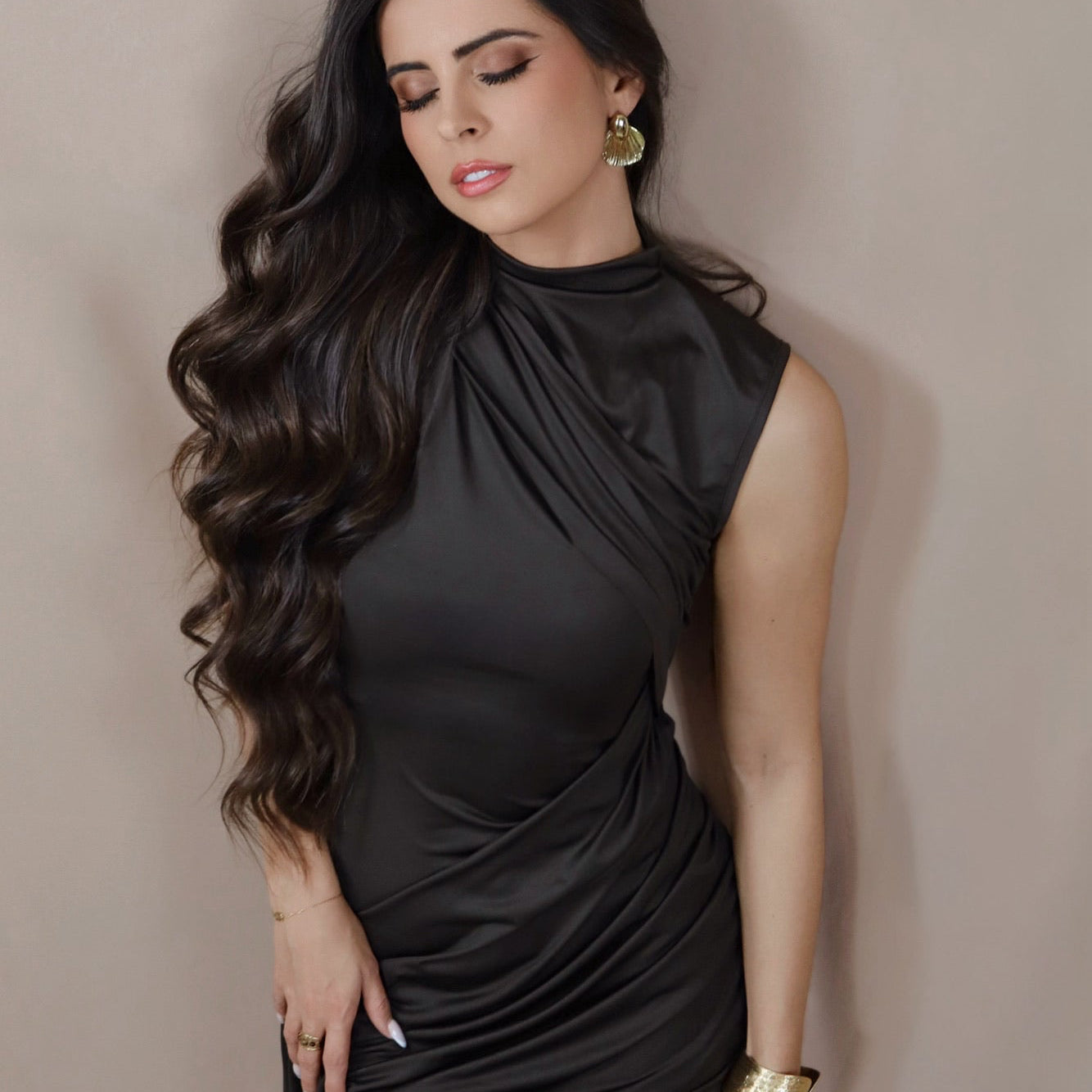 Robe marron drapée asymétrique