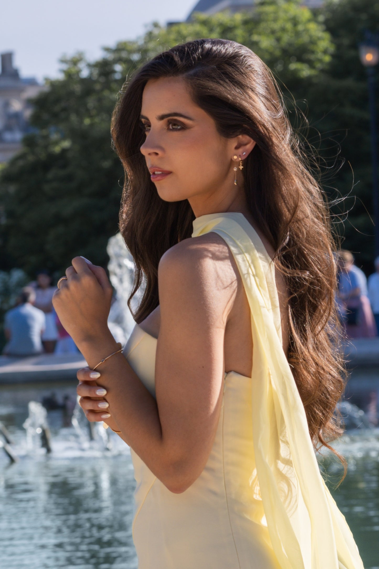 Robe asymétrique jaune pastel avec traîne fluide