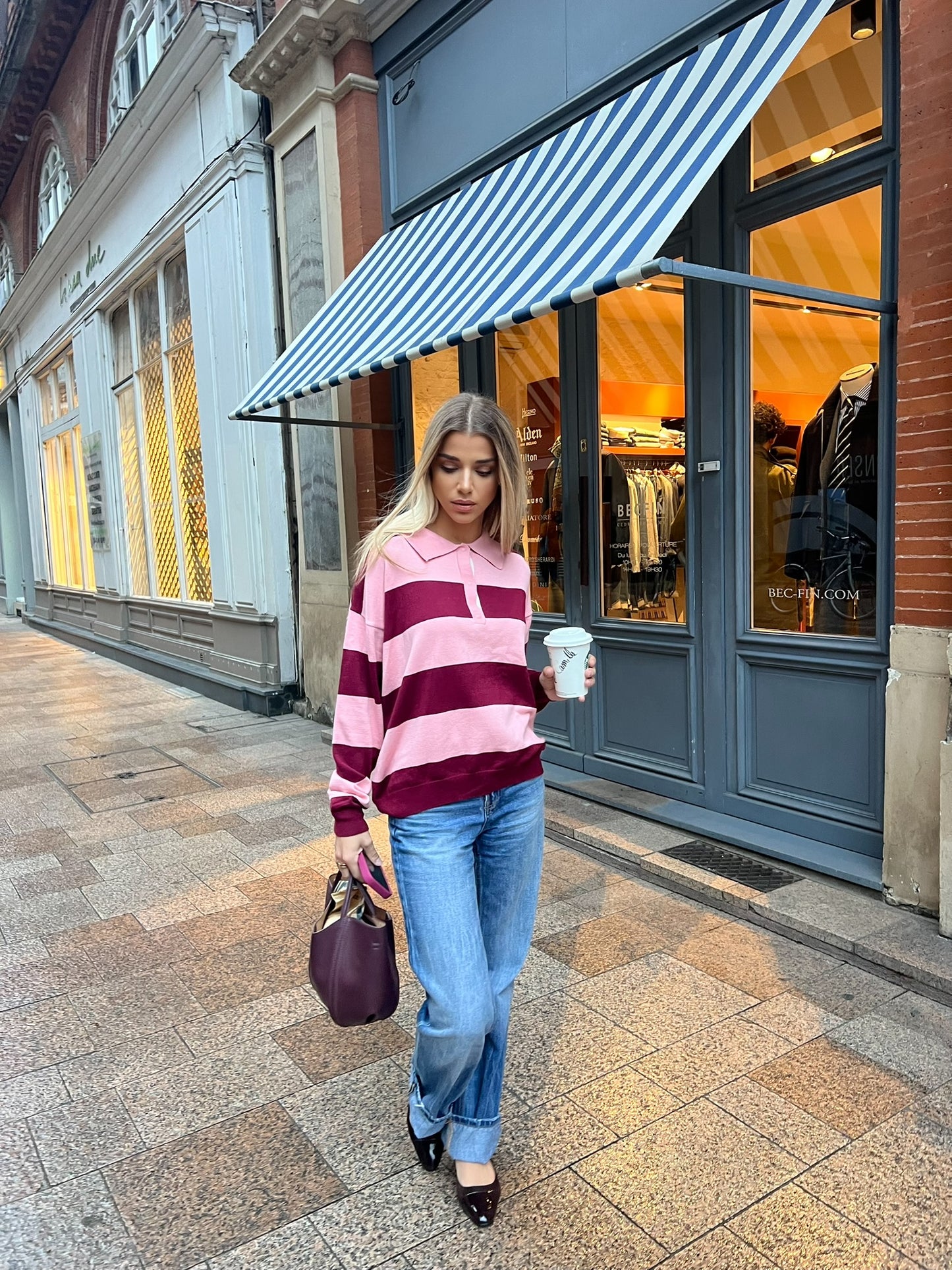 T-shirt col polo à rayures roses et rouges