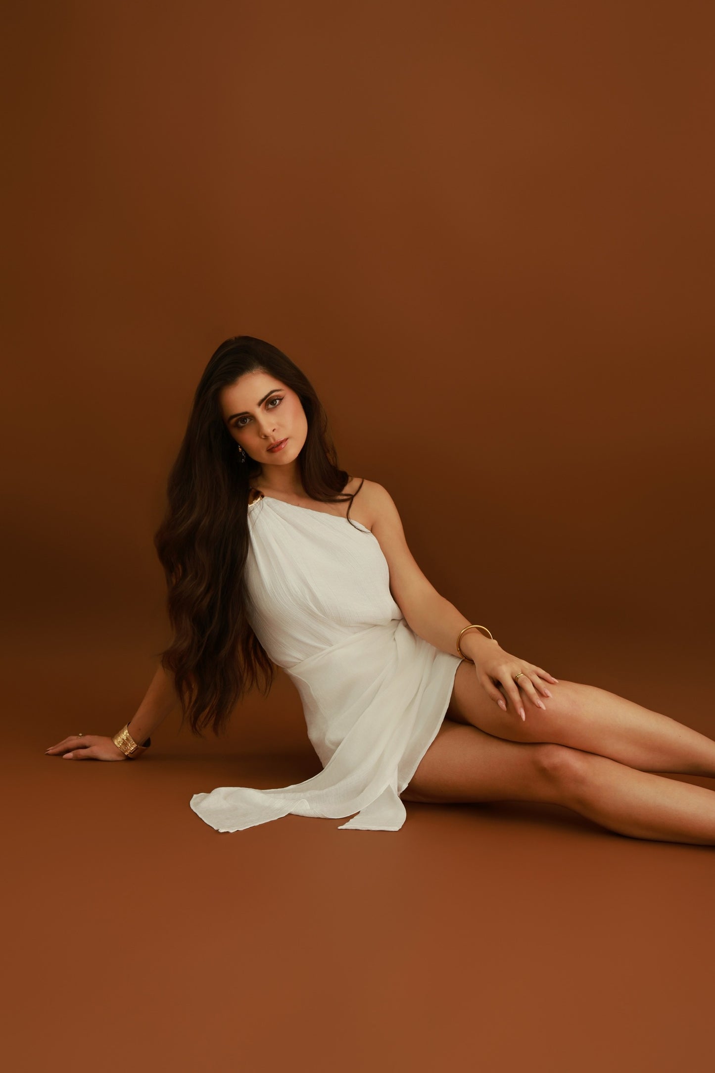 Robe blanche asymétrique drapée