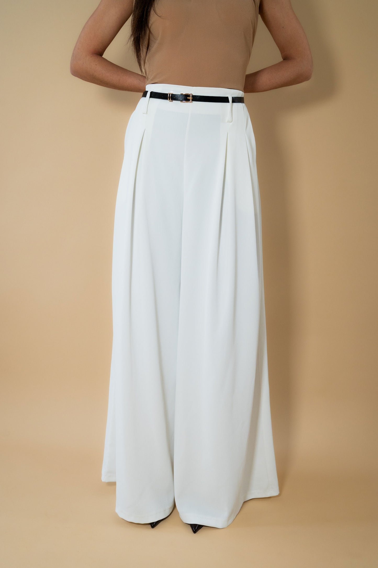 Pantalon blanc fluide ceinture noire