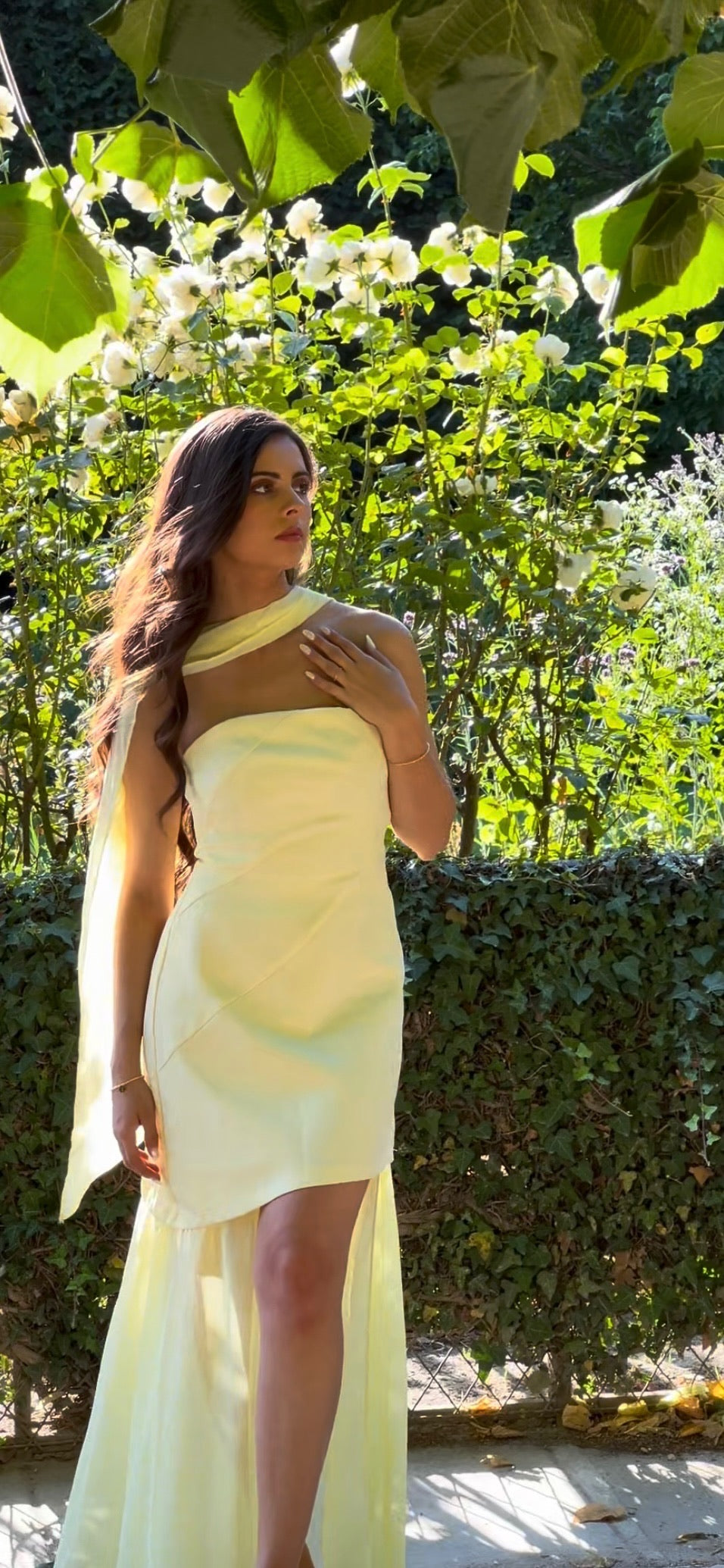 Robe asymétrique jaune pastel avec traîne fluide