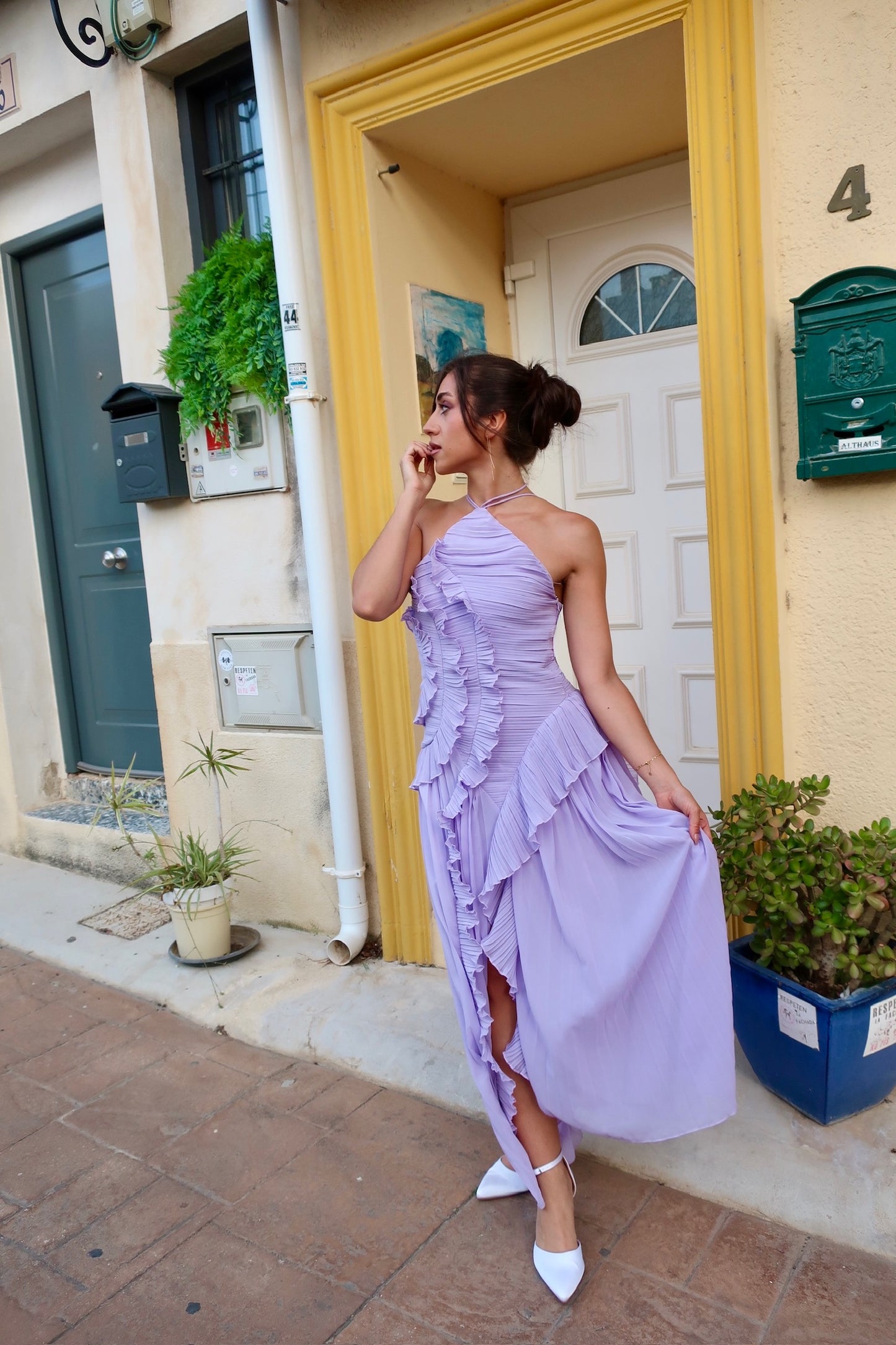 Robe longue plissée lila à volants