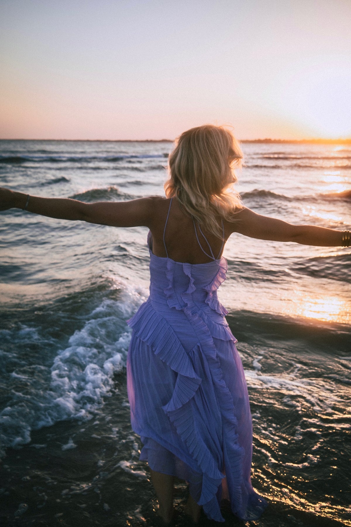 Robe longue plissée lila à volants