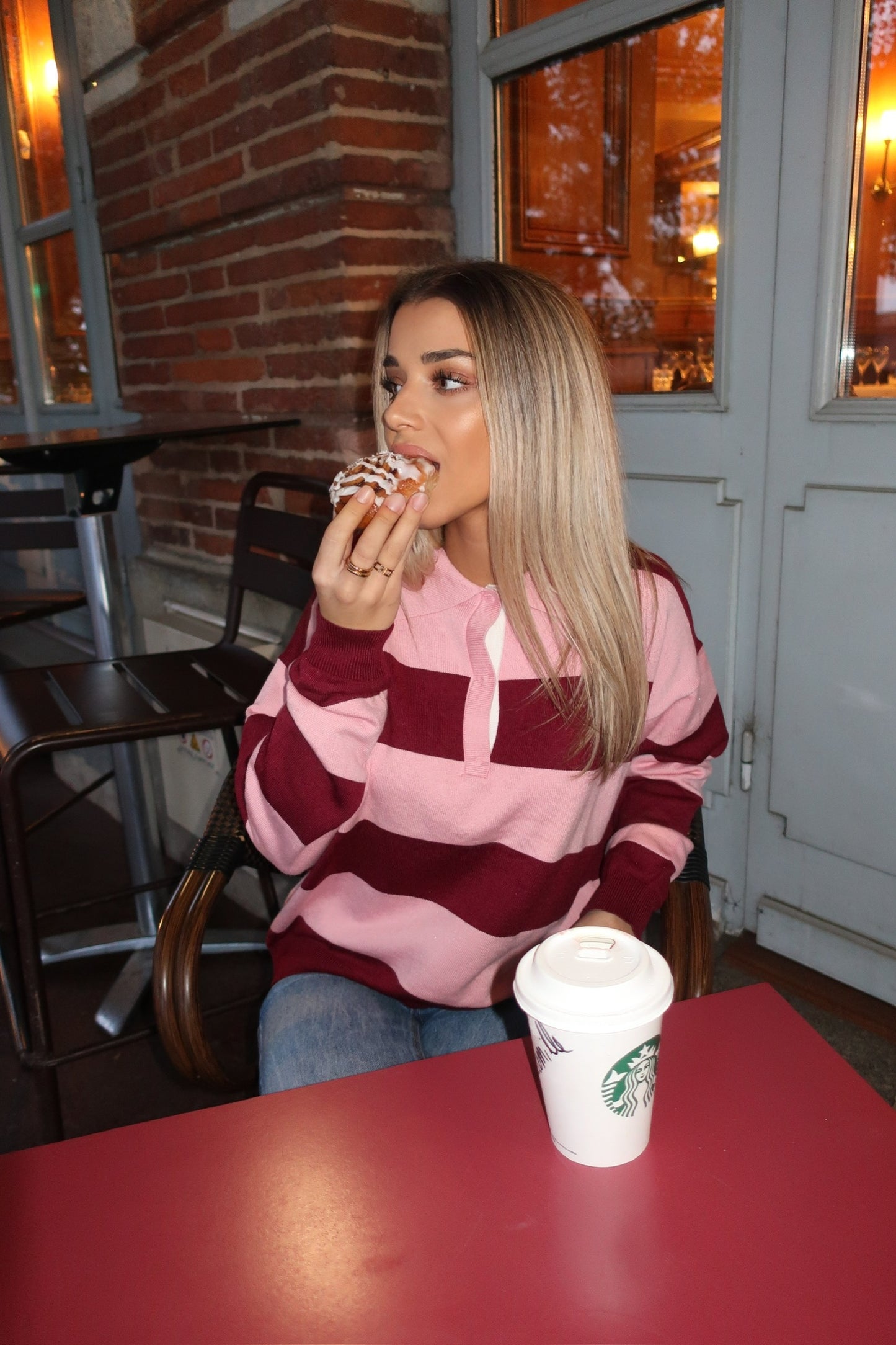 T-shirt col polo à rayures roses et rouges