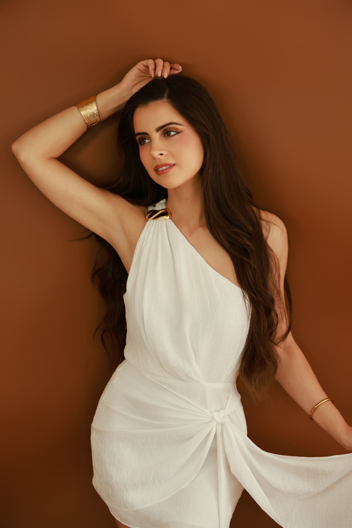 Robe blanche asymétrique drapée