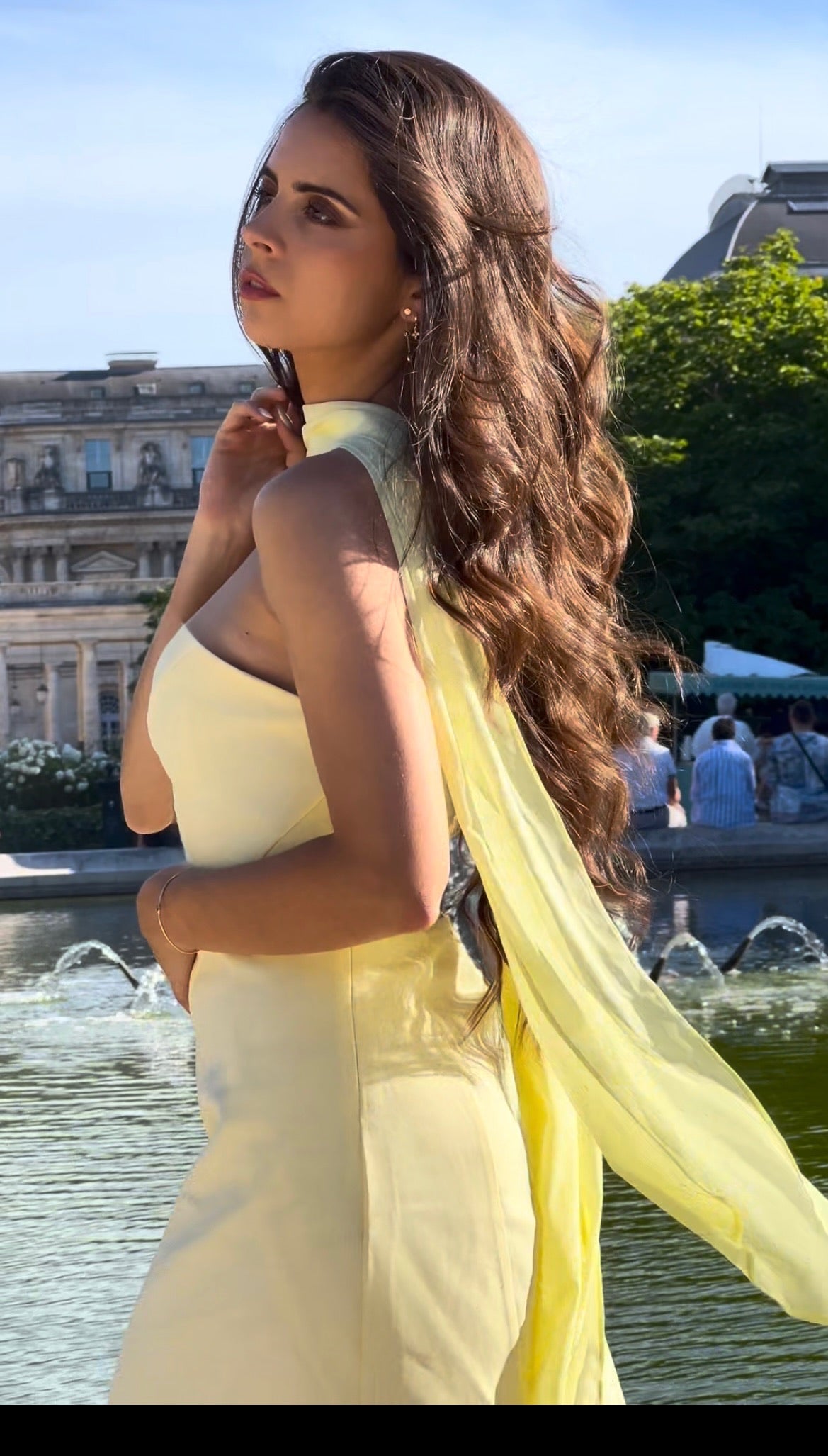 Robe asymétrique jaune pastel avec traîne fluide