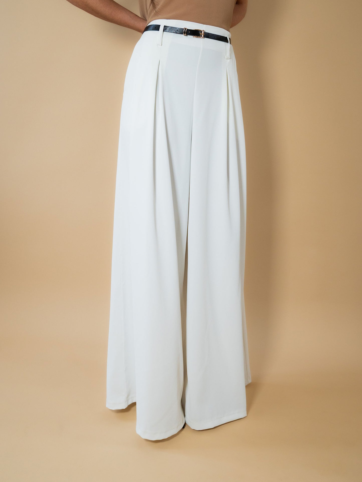 Pantalon blanc fluide ceinture noire