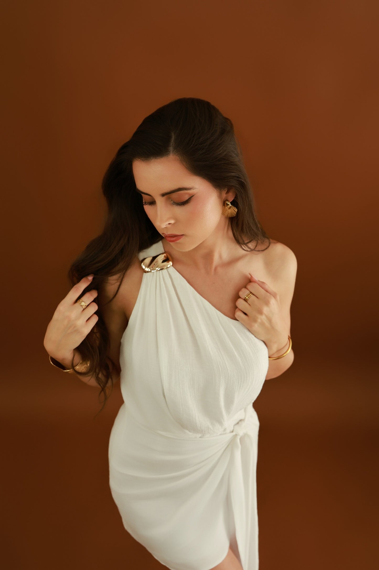 Robe blanche asymétrique drapée