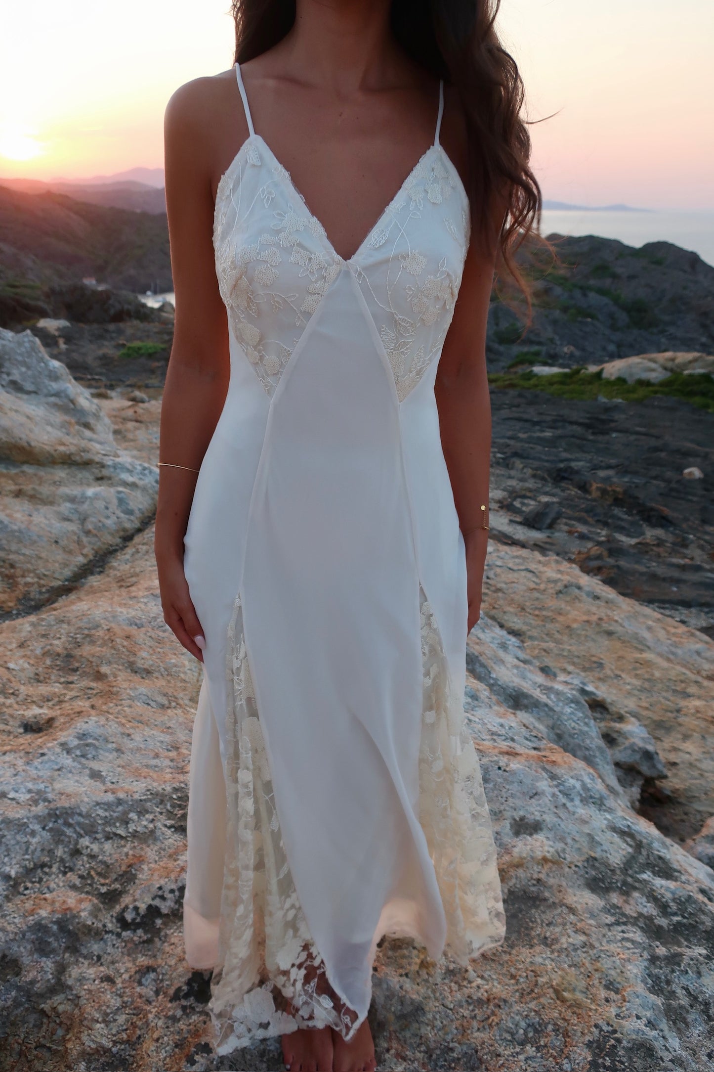 Robe longue blanche en dentelle