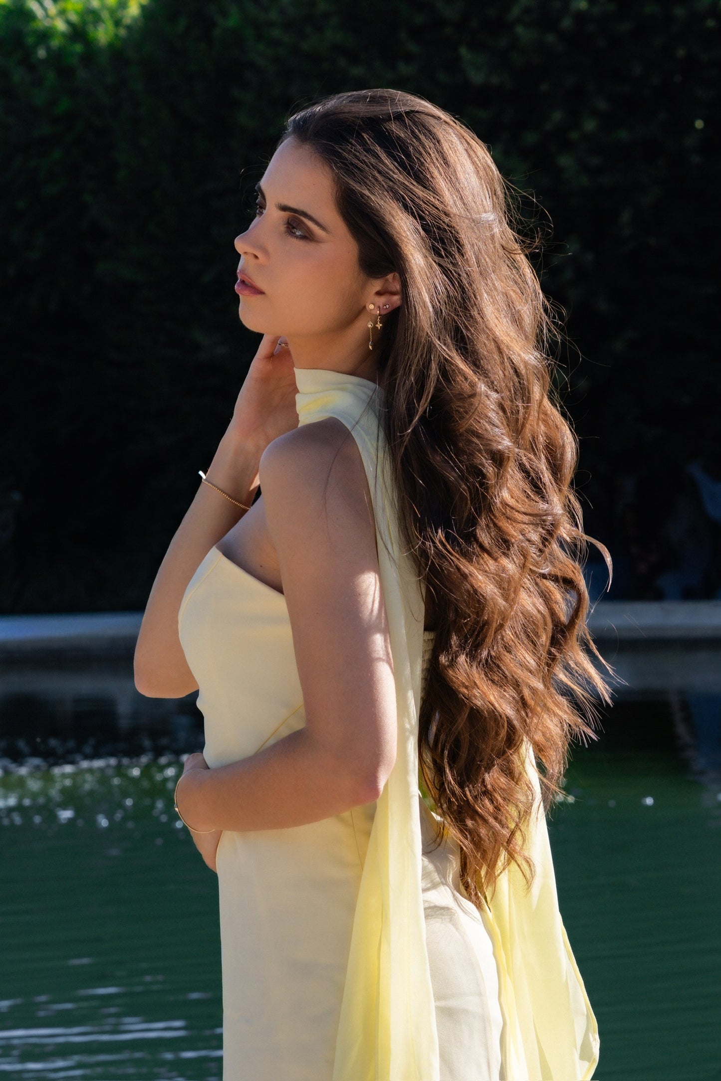 Robe asymétrique jaune pastel avec traîne fluide