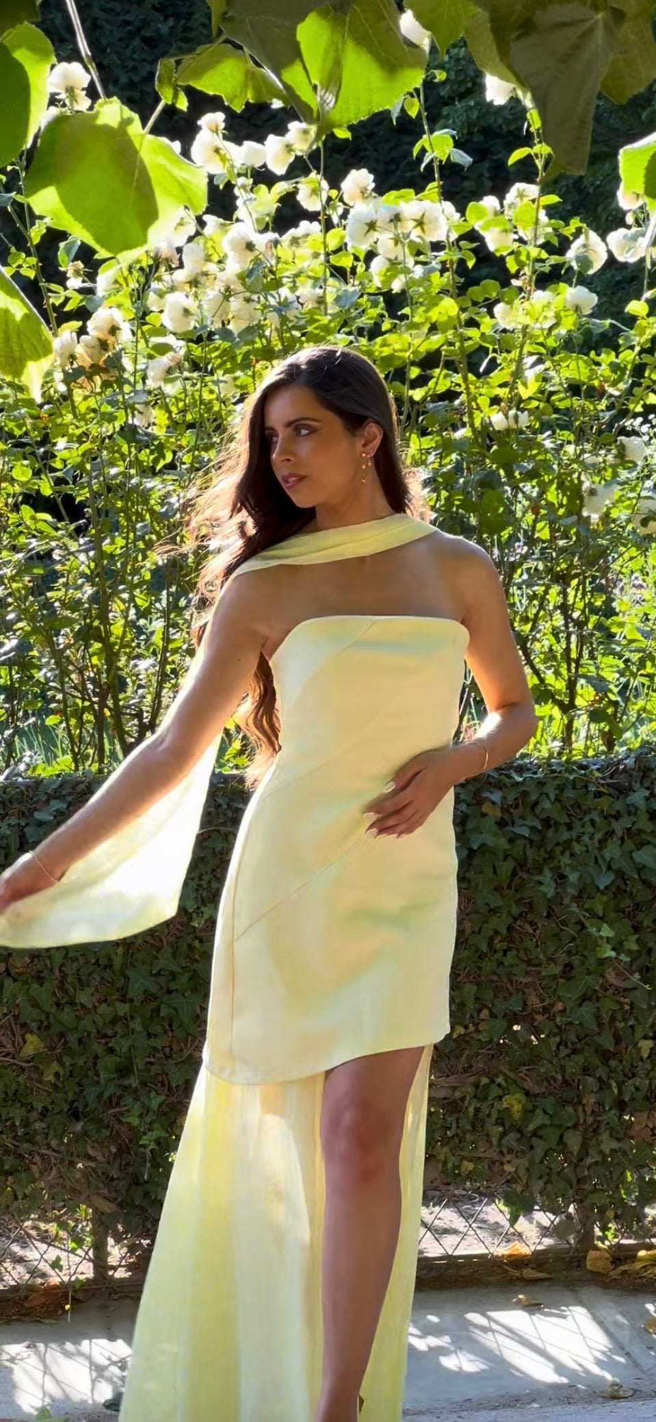 Robe asymétrique jaune pastel avec traîne fluide