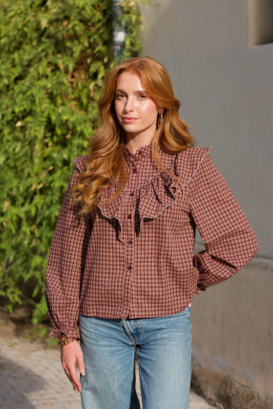 Blouse droite à carreaux bordeaux à volants et col montant