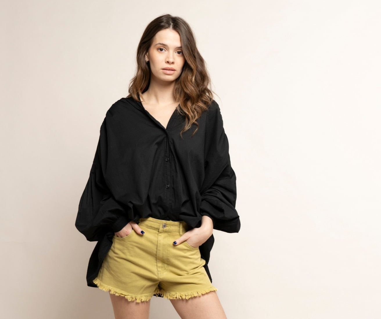 Chemise en coton oversize noire manches bouffantes et short en jean vert