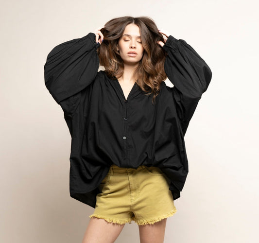 Short vert et chemise noire oversize manches bouffantes