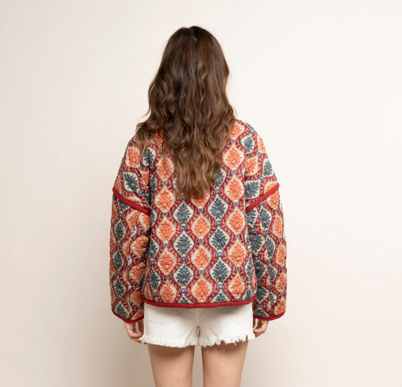 Veste colorée matelassée à motifs rouge bleue mi-saison et paris short blanc JOIA