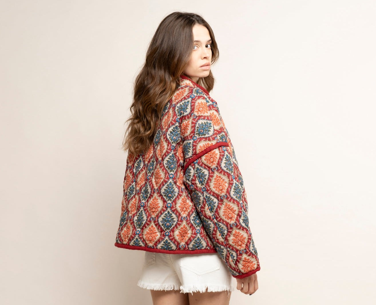 Veste matelassée colorée à motifs et short en jean blanc JOIA Paris